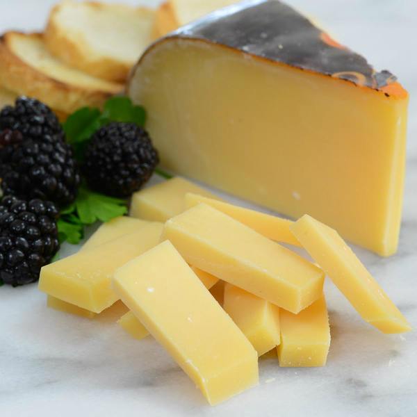 Serving Old Dutch Master Gouda cheese with berries, photo by Gourmet Food Store
