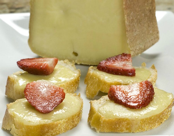 Serving Comté cheese with strawberries, photo by Gourmet Food Store