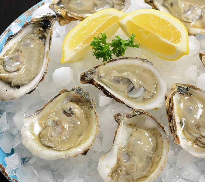 How to eat raw oysters - a serving example, photo by Gourmet Food Store